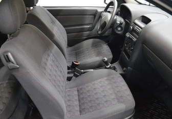 Подержанный автомобиль Opel Astra Hatchback 2003 года (12 фото)