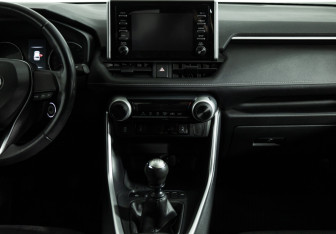 Подержанный автомобиль Toyota RAV4 2019 года (14 фото)
