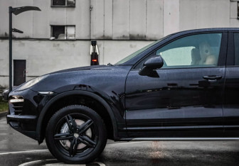 Подержанный автомобиль Porsche Cayenne 2011 года (3 фото)