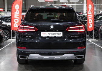 Подержанный автомобиль BMW X5 2019 года (11 фото)