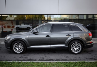 Подержанный автомобиль Audi Q7 2015 года (8 фото)