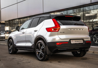 Подержанный автомобиль Volvo XC40 2021 года (7 фото)