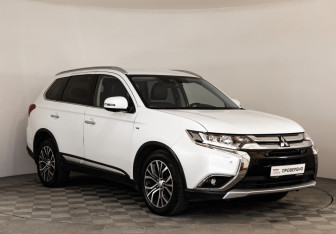 Подержанный автомобиль Mitsubishi Outlander 2017 года (3 фото)