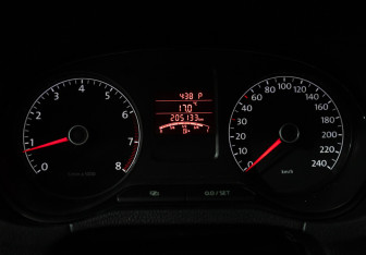 Подержанный автомобиль Volkswagen Polo Sedan 2012 года (12 фото)