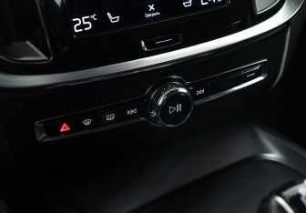 Подержанный автомобиль Volvo V60 2019 года (17 фото)