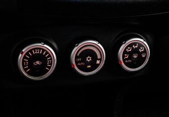 Подержанный автомобиль Peugeot 4007 2008 года (14 фото)