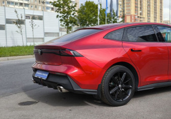 Подержанный автомобиль Changan UNI-V 2024 года (14 фото)