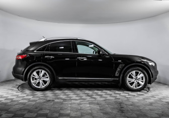 Подержанный автомобиль Infiniti FX 2012 года (4 фото)