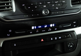 Подержанный автомобиль Peugeot Traveller 2020 года (16 фото)