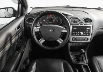 Подержанный автомобиль Ford Focus Hatchback 2006 года (11 фото)