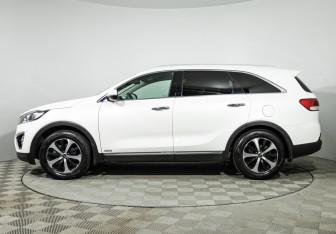 Подержанный автомобиль Kia Sorento 2016 года (8 фото)