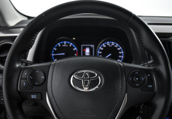 Подержанный автомобиль Toyota RAV4 2018 года (17 фото)