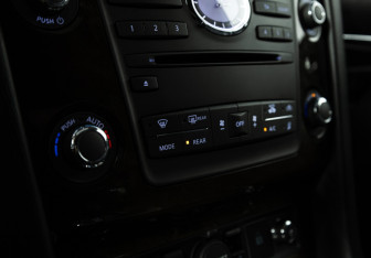Подержанный автомобиль Infiniti QX80 2014 года (20 фото)