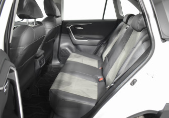 Подержанный автомобиль Toyota RAV4 2025 года (11 фото)