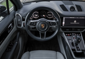 Подержанный автомобиль Porsche Cayenne 2019 года (12 фото)