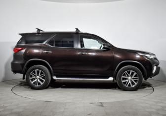 Подержанный автомобиль Toyota Fortuner 2018 года (4 фото)