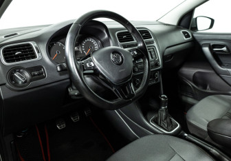 Подержанный автомобиль Volkswagen Polo Sedan 2016 года (11 фото)