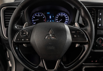 Подержанный автомобиль Mitsubishi Outlander 2017 года (17 фото)