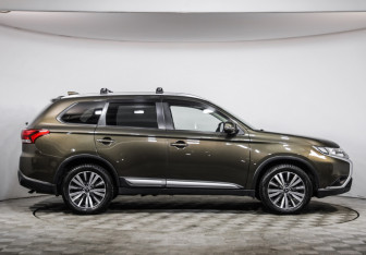 Подержанный автомобиль Mitsubishi Outlander 2020 года (4 фото)