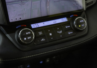 Подержанный автомобиль Toyota RAV4 2015 года (17 фото)