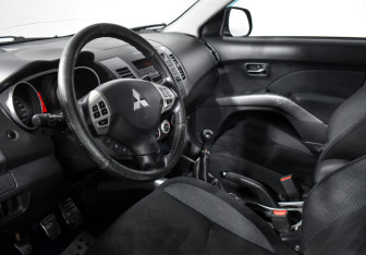 Подержанный автомобиль Mitsubishi Outlander 2008 года (9 фото)