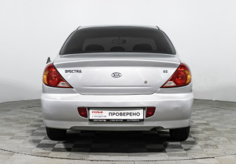 Подержанный автомобиль Kia Spectra Sedan 2006 года (6 фото)