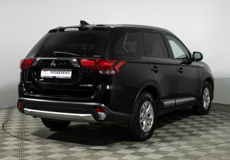 Подержанный автомобиль Mitsubishi Outlander 2017 года (5 фото)