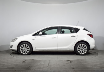 Подержанный автомобиль Opel Astra Hatchback 2011 года (8 фото)