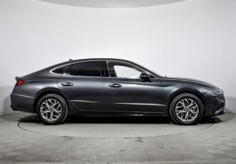 Подержанный автомобиль Hyundai Sonata 2021 года (4 фото)