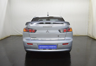 Подержанный автомобиль Mitsubishi Lancer Sedan 2010 года (6 фото)