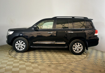 Подержанный автомобиль Toyota Land Cruiser Suv 2015 года (16 фото)