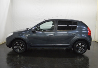 Подержанный автомобиль Renault Sandero 2011 года (8 фото)