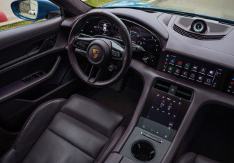 Подержанный автомобиль Porsche Taycan 2020 года (14 фото)
