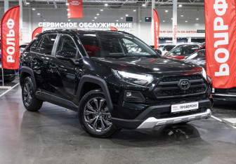 Подержанный автомобиль Toyota RAV4 2025 года (5 фото)