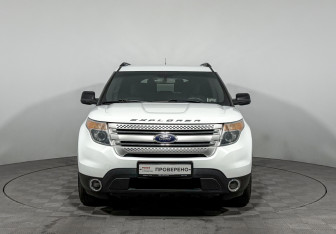 Подержанный автомобиль Ford Explorer 2014 года (2 фото)