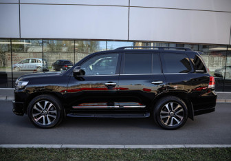 Подержанный автомобиль Toyota Land Cruiser Suv 2019 года (10 фото)