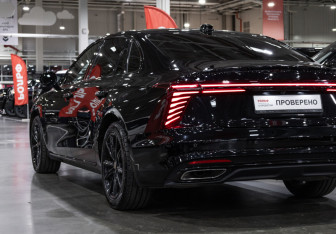 Подержанный автомобиль Hongqi H5 2025 года (11 фото)