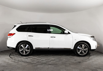 Подержанный автомобиль Nissan Pathfinder 2015 года (4 фото)