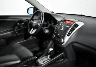 Подержанный автомобиль Kia Ceed Hatchback 2011 года (13 фото)