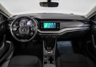 Подержанный автомобиль Skoda Octavia Liftback 2021 года (10 фото)