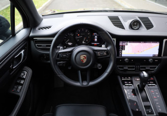 Подержанный автомобиль Porsche Macan 2023 года (10 фото)