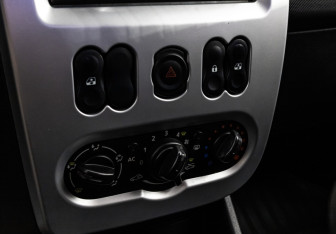 Подержанный автомобиль Renault Sandero 2014 года (12 фото)