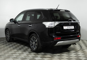 Подержанный автомобиль Mitsubishi Outlander 2014 года (7 фото)