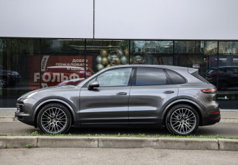 Подержанный автомобиль Porsche Cayenne 2018 года (10 фото)
