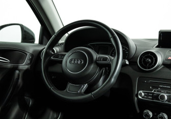 Подержанный автомобиль Audi A1 2015 года (15 фото)