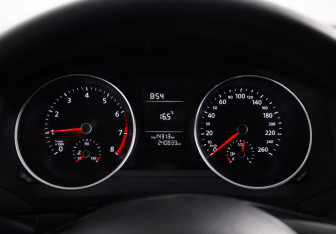 Подержанный автомобиль Volkswagen Jetta Sedan 2015 года (10 фото)