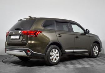 Подержанный автомобиль Mitsubishi Outlander 2019 года (5 фото)
