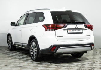 Подержанный автомобиль Mitsubishi Outlander 2019 года (7 фото)