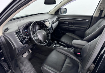 Подержанный автомобиль Mitsubishi Outlander 2016 года (8 фото)