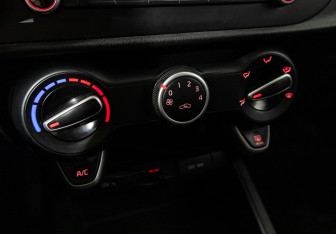 Подержанный автомобиль Kia Rio Hatchback 2021 года (15 фото)